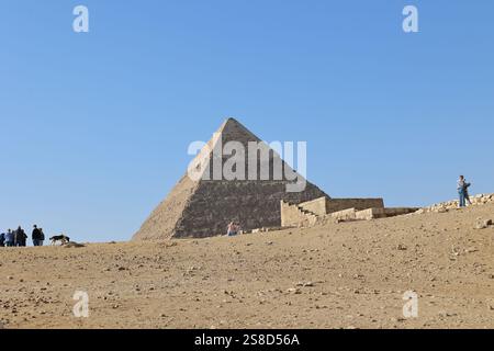 giza, egitto - 19 marzo 2024: Turisti che visitano la piramide di chefren, la seconda più grande delle antiche piramidi egizie di Giza Foto Stock