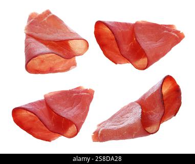 Fette di gustosa bresaola isolata su bianco Foto Stock