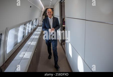 Parigi, Francia. 22 gennaio 2025. Il Cancelliere federale Olaf Scholz (SPD) si reca a piedi nella sala riunioni dell'A350 sul volo per Parigi. Dopo l'inaugurazione del nuovo presidente degli Stati Uniti Trump, Scholz vuole tenere colloqui con il presidente francese Macron. Crediti: Michael Kappeler/dpa/Alamy Live News Foto Stock