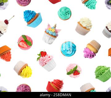 Sequenza di diversi cupcake con crema brillante su sfondo bianco Foto Stock
