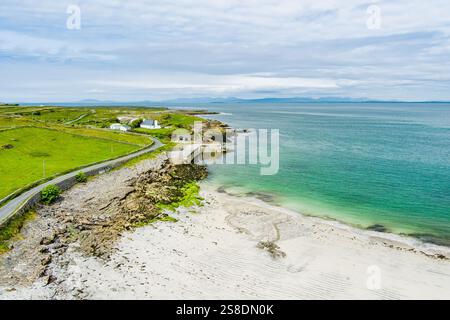 Vista aerea dell'ampia spiaggia sabbiosa di Kilmurvey a Inishmore, la più grande delle isole Aran nella baia di Galway, Irlanda. Foto Stock