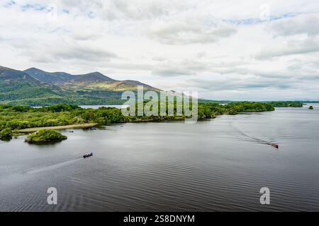Vista aerea di Lough Leane, enorme lago situato nel Parco Nazionale di Killarney, famoso del Castello di Ross sulla sua riva, contea di Kerry, Irlanda. Foto Stock