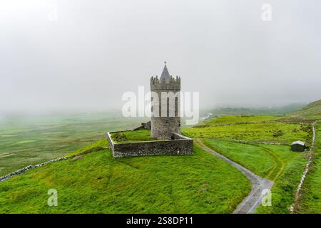 Vista aerea del castello di Doonagore, una torre rotonda del XVI secolo con una piccola recinzione murata situata vicino al villaggio costiero di Doolin nella contea di CLA Foto Stock