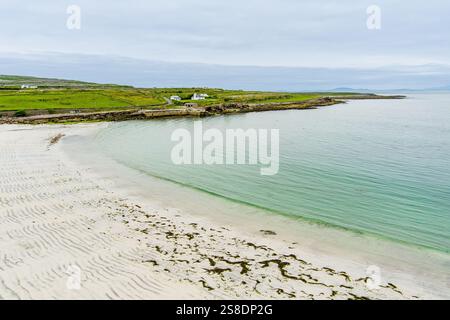Vista aerea dell'ampia spiaggia sabbiosa di Kilmurvey a Inishmore, la più grande delle isole Aran nella baia di Galway, Irlanda. Foto Stock