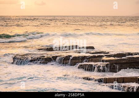 Spettacolare vista al tramonto di Mullaghmore Head con enormi onde che si infrangono a terra. Pittoresco paesaggio con costa rocciosa alla luce della sera. Punto di firma Foto Stock