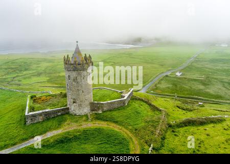 Vista aerea del castello di Doonagore, una torre rotonda del XVI secolo con una piccola recinzione murata situata vicino al villaggio costiero di Doolin nella contea di CLA Foto Stock