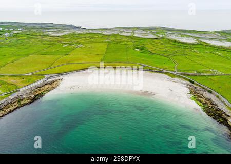 Vista aerea dell'ampia spiaggia sabbiosa di Kilmurvey a Inishmore, la più grande delle isole Aran nella baia di Galway, Irlanda. Foto Stock