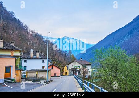 Percorrete la stretta discesa curva nel piccolo paese di Lavizzara , Vallemaggia, Ticino, Svizzera, Peccia Foto Stock
