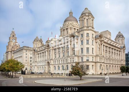 Il Royal Liver Building, il Cunard Building e il Port of Liverpool Building furono tutti costruiti come simboli di prestigio e prosperità internazionale Foto Stock