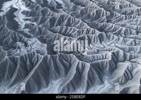 Accattivante ripresa aerea che cattura l'intricato e aspro paesaggio di Caineville Mesa, vicino a Hanksville, Utah, con un arazzo di roccia erosa Foto Stock