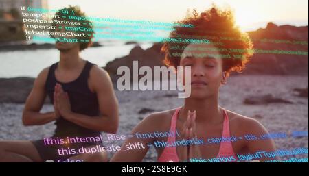 Immagine dell'elaborazione dei dati su una coppia afroamericana che fa yoga sulla spiaggia Foto Stock