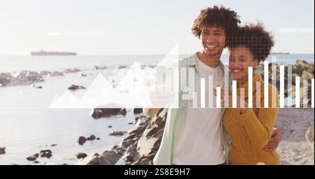 Immagine dell'elaborazione dei dati su una coppia afroamericana che utilizza lo smartphone sulla spiaggia Foto Stock