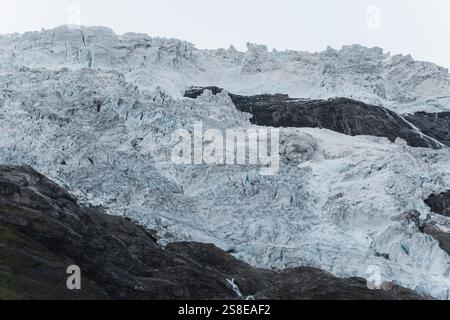 Una vista dettagliata di un ghiacciaio in Norvegia, che mostra le sue intricate texture e formazioni ghiacciate, questa maestosa scena mette in evidenza la bellezza grezza dell'Arco Foto Stock