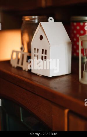 casa bianca in cartone. Foto di alta qualità Foto Stock
