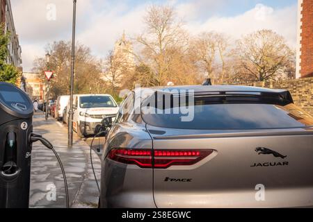LONDRA - 7 GENNAIO 2025: SUV elettrico Jaguar i-Pace in carica su strada residenziale Foto Stock