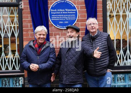 (Sinistra-destra) Mike Stock, Matt Aiken e Pete Waterman durante l'inaugurazione di una targa blu Historic England in loro onore ai Vine Yard Studios di Londra. Data foto: Mercoledì 22 gennaio 2025. Foto Stock
