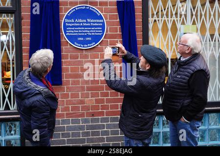 (Sinistra-destra) Mike Stock, Matt Aiken e Pete Waterman durante l'inaugurazione di una targa blu Historic England in loro onore ai Vine Yard Studios di Londra. Data foto: Mercoledì 22 gennaio 2025. Foto Stock