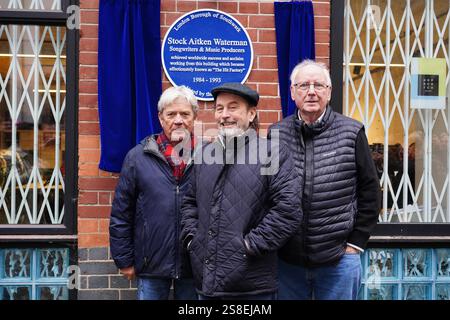 (Sinistra-destra) Mike Stock, Matt Aiken e Pete Waterman durante l'inaugurazione di una targa blu Historic England in loro onore ai Vine Yard Studios di Londra. Data foto: Mercoledì 22 gennaio 2025. Foto Stock
