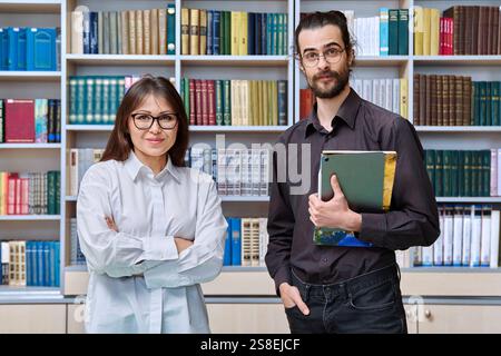 Ritratto di uomini e donne colleghi educatori insegnanti all'interno della biblioteca dell'aula Foto Stock