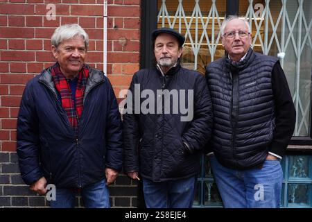 (Sinistra-destra) Mike Stock, Matt Aiken e Pete Waterman durante l'inaugurazione di una targa blu Historic England in loro onore ai Vine Yard Studios di Londra. Data foto: Mercoledì 22 gennaio 2025. Foto Stock