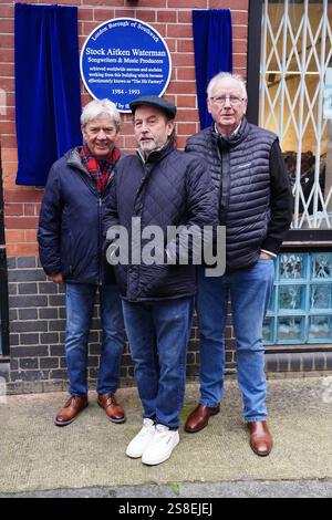 (Sinistra-destra) Mike Stock, Matt Aiken e Pete Waterman durante l'inaugurazione di una targa blu Historic England in loro onore ai Vine Yard Studios di Londra. Data foto: Mercoledì 22 gennaio 2025. Foto Stock