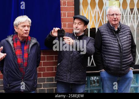 (Sinistra-destra) Mike Stock, Matt Aiken e Pete Waterman durante l'inaugurazione di una targa blu Historic England in loro onore ai Vine Yard Studios di Londra. Data foto: Mercoledì 22 gennaio 2025. Foto Stock