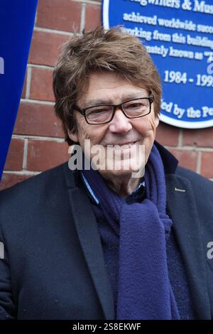 Mike Read durante l'inaugurazione di una targa blu Historic England in onore di Mike Stock, Matt Aiken e Pete Waterman ai Vine Yard Studios di Londra. Data foto: Mercoledì 22 gennaio 2025. Foto Stock