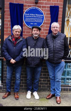 (Sinistra-destra) Mike Stock, Matt Aiken e Pete Waterman durante l'inaugurazione di una targa blu Historic England in loro onore ai Vine Yard Studios di Londra. Data foto: Mercoledì 22 gennaio 2025. Foto Stock