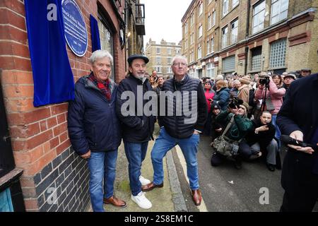 (Sinistra-destra) Mike Stock, Matt Aiken e Pete Waterman durante l'inaugurazione di una targa blu Historic England in loro onore ai Vine Yard Studios di Londra. Data foto: Mercoledì 22 gennaio 2025. Foto Stock