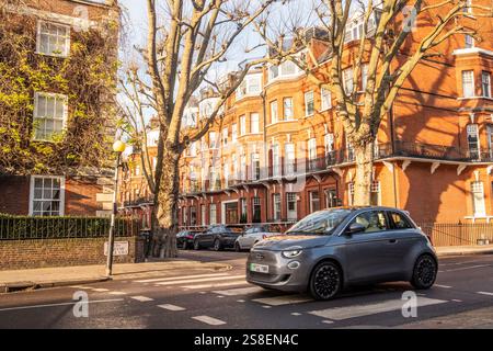 LONDRA - 14 GENNAIO 2025: Veicolo elettrico Fiat 500 nella lussuosa London Street Foto Stock