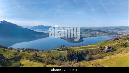 Vista aerea del lago di Zugo nella Svizzera centrale con le famose vette Alpen Rigi e Pilatus sullo sfondo Foto Stock