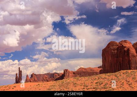 La Monument Valley è considerata una delle meraviglie naturali del mondo a causa della bellezza degli enormi "monumenti" di pietra che si sono evoluti Foto Stock