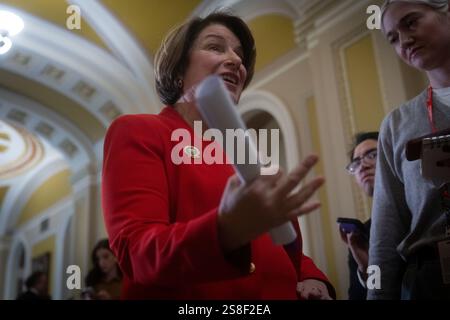 Washington, District of Columbia, USA. 21 gennaio 2025. Il senatore AMY KLOBUCHAR (D-MN) parla con un giornalista fuori dalla camera del Senato, 21 gennaio 2025. (Credit Image: © Douglas Christian/ZUMA Press Wire) SOLO PER USO EDITORIALE! Non per USO commerciale! Foto Stock