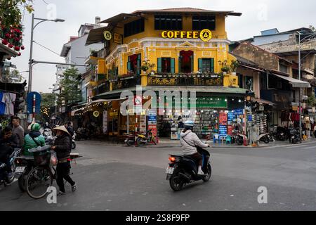 Traffico, edifici coloniali francesi e persone in moto nella città vecchia di Hanoi, in Vietnam e Asia Foto Stock