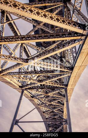 Porto, Portogallo, 25 dicembre 2024: Steel Symphony: The Structural Elegance of Porto's Dom Luís Bridge Foto Stock