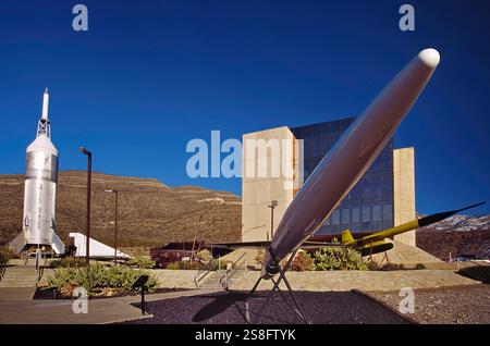 Museo di storia dello spazio del New Mexico, edificio principale, razzo Little Joe II a sinistra, Alamogordo, New Mexico, Stati Uniti Foto Stock
