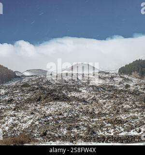 Piccoli coni vulcanici sul lato sud dell'Etna mentre nevica. Provincia di Catania, Sicilia, Italia. Foto Stock