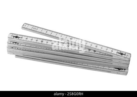Astina di misurazione isolata su bianco con percorso di ritaglio incluso. Righello bianco per carpenteria o righello pieghevole Foto Stock