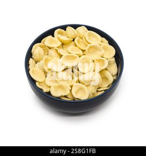 Orecchiette in una ciotola, isolata su fondo bianco con percorso di ritaglio Foto Stock