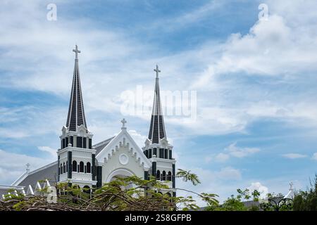 Vista della Chiesa di Ba Lang in una giornata di sole, città di Nha Trang, Vietnam. Bellissima cattedrale cattolica. Foto di viaggio, nessuno Foto Stock