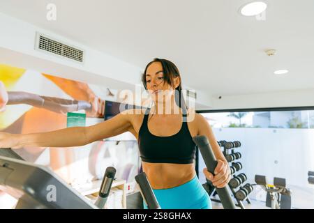 Una donna si sta allenando in palestra, foto con spazio per le copie. Foto Stock