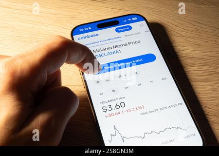 OSTRAVA, CECHIA - 22 GENNAIO 2025: Fai clic con la mano sul sito di Coinbase per acquistare la criptovaluta ufficiale Melania meme Coin Foto Stock
