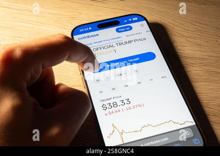 OSTRAVA, CECHIA - 22 GENNAIO 2025: Fai clic con la mano sul sito di Coinbase per acquistare la criptovaluta ufficiale TRUMP meme Coin Foto Stock
