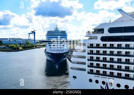 Warnemünde - Blick von einer Ostseefähre aus Schweden kommend auf Warnemünde, dem Kreuzfahrtterminal und den Kreuzfahrtschiffen Mein Schiff 7 und MSC poesia. Fotografiert AM 12. Settembre 2024. Warnemünde Meclemburgo Vorpommern Deutschland  JK16051 *** Warnemünde Vista da un traghetto del Mar Baltico proveniente dalla Svezia per Warnemünde, il terminal delle navi da crociera e le navi da crociera Mein Schiff 7 e MSC poesia fotografati il 12 settembre 2024 Warnemünde Meclemburgo Vorpommern Germania JK16051 Foto Stock