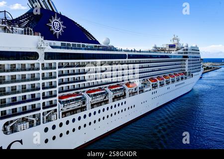 Warnemünde - Blick von einer Ostseefähre aus Schweden kommend auf Warnemünde, dem Kreuzfahrtterminal und den Kreuzfahrtschiffen Mein Schiff 7 und MSC poesia. Fotografiert AM 12. Settembre 2024. Warnemünde Meclemburgo Vorpommern Deutschland  JK16054 *** Warnemünde Vista da un traghetto del Mar Baltico proveniente dalla Svezia per Warnemünde, il terminal delle navi da crociera e le navi da crociera Mein Schiff 7 e MSC poesia fotografati il 12 settembre 2024 Warnemünde Meclemburgo Vorpommern Germania JK16054 Foto Stock