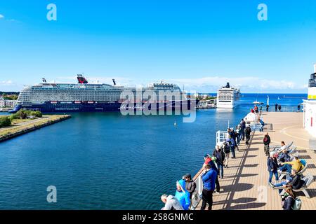 Warnemünde - Blick von einer Ostseefähre aus Schweden kommend auf Warnemünde, dem Kreuzfahrtterminal und den Kreuzfahrtschiffen Mein Schiff 7 und MSC poesia. Fotografiert AM 12. Settembre 2024. Warnemünde Meclemburgo Vorpommern Deutschland  JK16088 *** Warnemünde Vista da un traghetto del Mar Baltico proveniente dalla Svezia verso Warnemünde, il terminal delle navi da crociera e le navi da crociera Mein Schiff 7 e MSC poesia fotografati il 12 settembre 2024 Warnemünde Meclemburgo Vorpommern Germania JK16088 Foto Stock