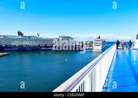 Warnemünde - Blick von einer Ostseefähre aus Schweden kommend auf Warnemünde, dem Kreuzfahrtterminal und den Kreuzfahrtschiffen Mein Schiff 7 und MSC poesia. Fotografiert AM 12. Settembre 2024. Warnemünde Meclemburgo Vorpommern Deutschland  JK16084 *** Warnemünde Vista da un traghetto del Mar Baltico proveniente dalla Svezia per Warnemünde, il terminal delle navi da crociera e le navi da crociera Mein Schiff 7 e MSC poesia fotografati il 12 settembre 2024 Warnemünde Meclemburgo Vorpommern Germania JK16084 Foto Stock
