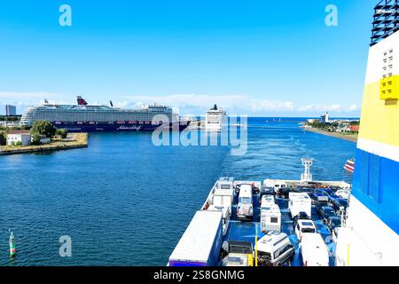 Warnemünde - Blick von einer Ostseefähre aus Schweden kommend auf Warnemünde, dem Kreuzfahrtterminal und den Kreuzfahrtschiffen Mein Schiff 7 und MSC poesia. Fotografiert AM 12. Settembre 2024. Warnemünde Meclemburgo Vorpommern Deutschland  JK16093 *** Warnemünde Vista da un traghetto del Mar Baltico proveniente dalla Svezia per Warnemünde, il terminal delle navi da crociera e le navi da crociera Mein Schiff 7 e MSC poesia fotografati il 12 settembre 2024 Warnemünde Meclemburgo Vorpommern Germania JK16093 Foto Stock