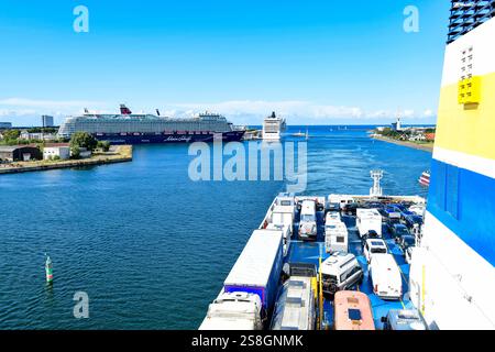 Warnemünde - Blick von einer Ostseefähre aus Schweden kommend auf Warnemünde, dem Kreuzfahrtterminal und den Kreuzfahrtschiffen Mein Schiff 7 und MSC poesia. Fotografiert AM 12. Settembre 2024. Warnemünde Meclemburgo Vorpommern Deutschland  JK16092 *** Warnemünde Vista da un traghetto del Mar Baltico proveniente dalla Svezia per Warnemünde, il terminal delle navi da crociera e le navi da crociera Mein Schiff 7 e MSC poesia fotografati il 12 settembre 2024 Warnemünde Meclemburgo Vorpommern Germania JK16092 Foto Stock