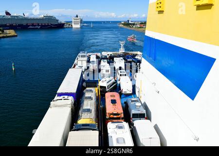 Warnemünde - Blick von einer Ostseefähre aus Schweden kommend auf Warnemünde, dem Kreuzfahrtterminal und den Kreuzfahrtschiffen Mein Schiff 7 und MSC poesia. Fotografiert AM 12. Settembre 2024. Warnemünde Meclemburgo Vorpommern Deutschland  JK16099 *** Warnemünde Vista da un traghetto del Mar Baltico proveniente dalla Svezia per Warnemünde, il terminal delle navi da crociera e le navi da crociera Mein Schiff 7 e MSC poesia fotografati il 12 settembre 2024 Warnemünde Meclemburgo Vorpommern Germania JK16099 Foto Stock